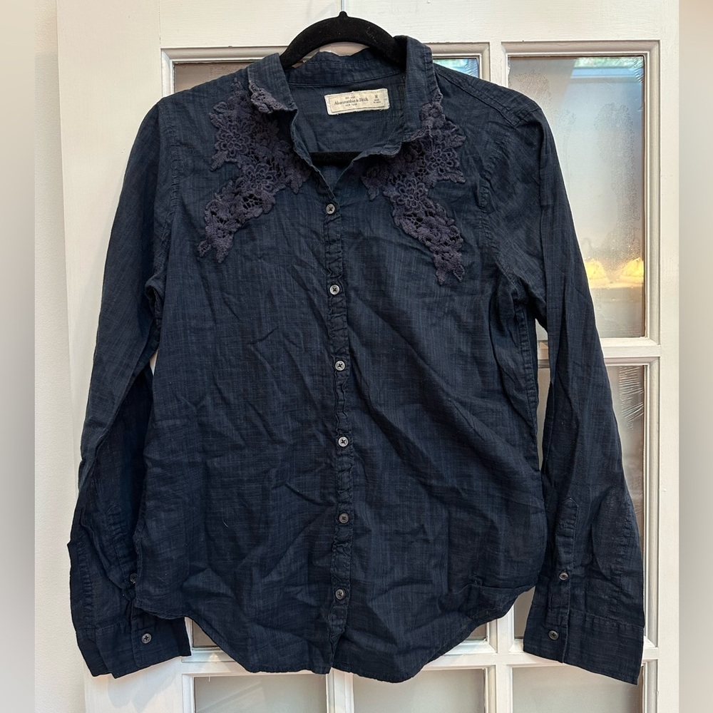 Vintage Abercrombie & Fitch Y2K Navy Lace Insert Moose Logo Button Blouse Size M